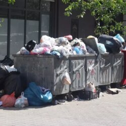 Çiğli’de Grev Çöp Dağıttı