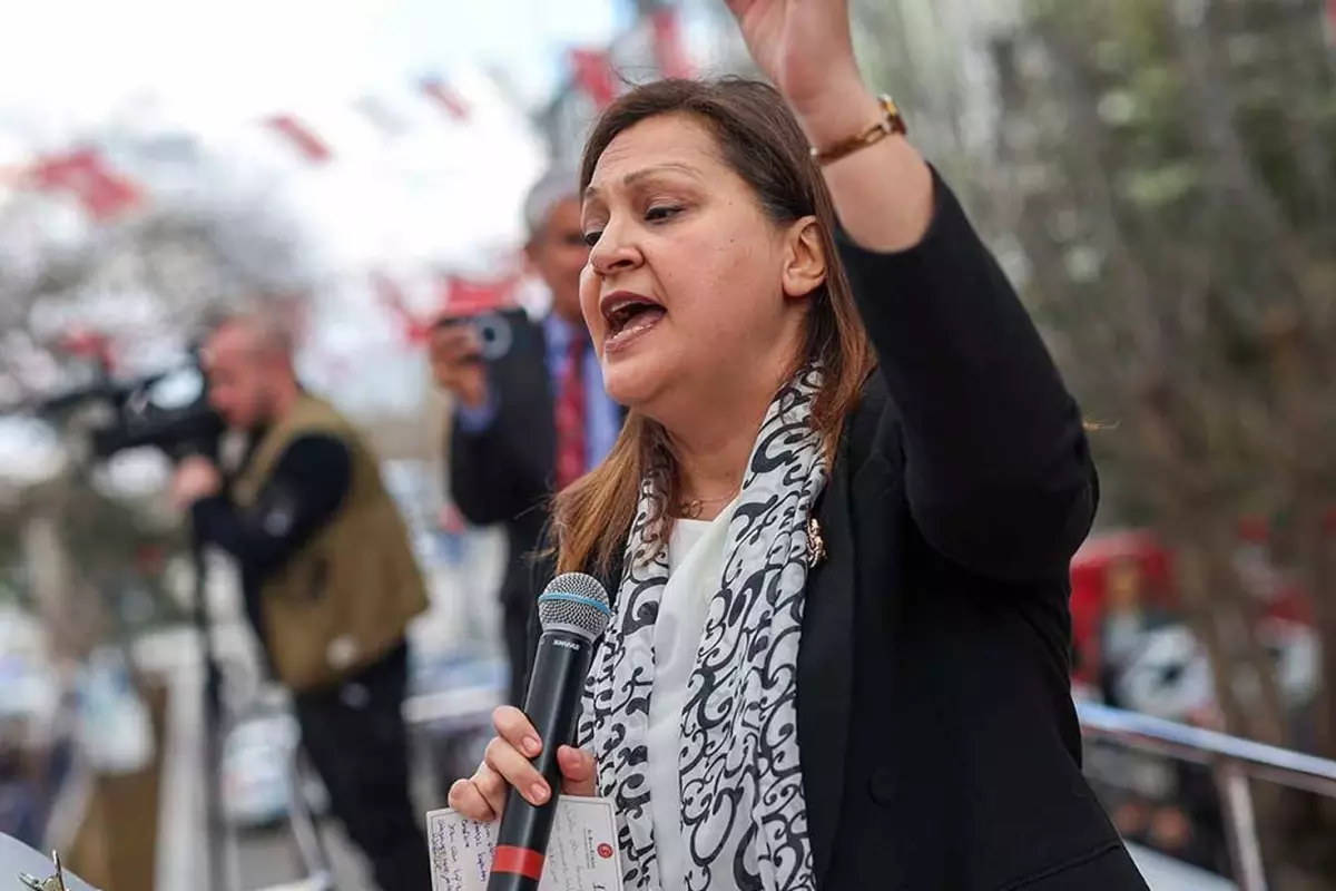 ak partiye gececegi konusulan burcu koksaldan ilk aciklama 14p7m8Ae.jpg
