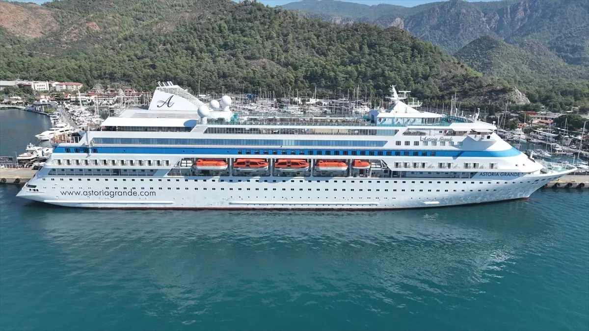 kruvaziyer yolculari marmariste KuHFLUKZ.jpg