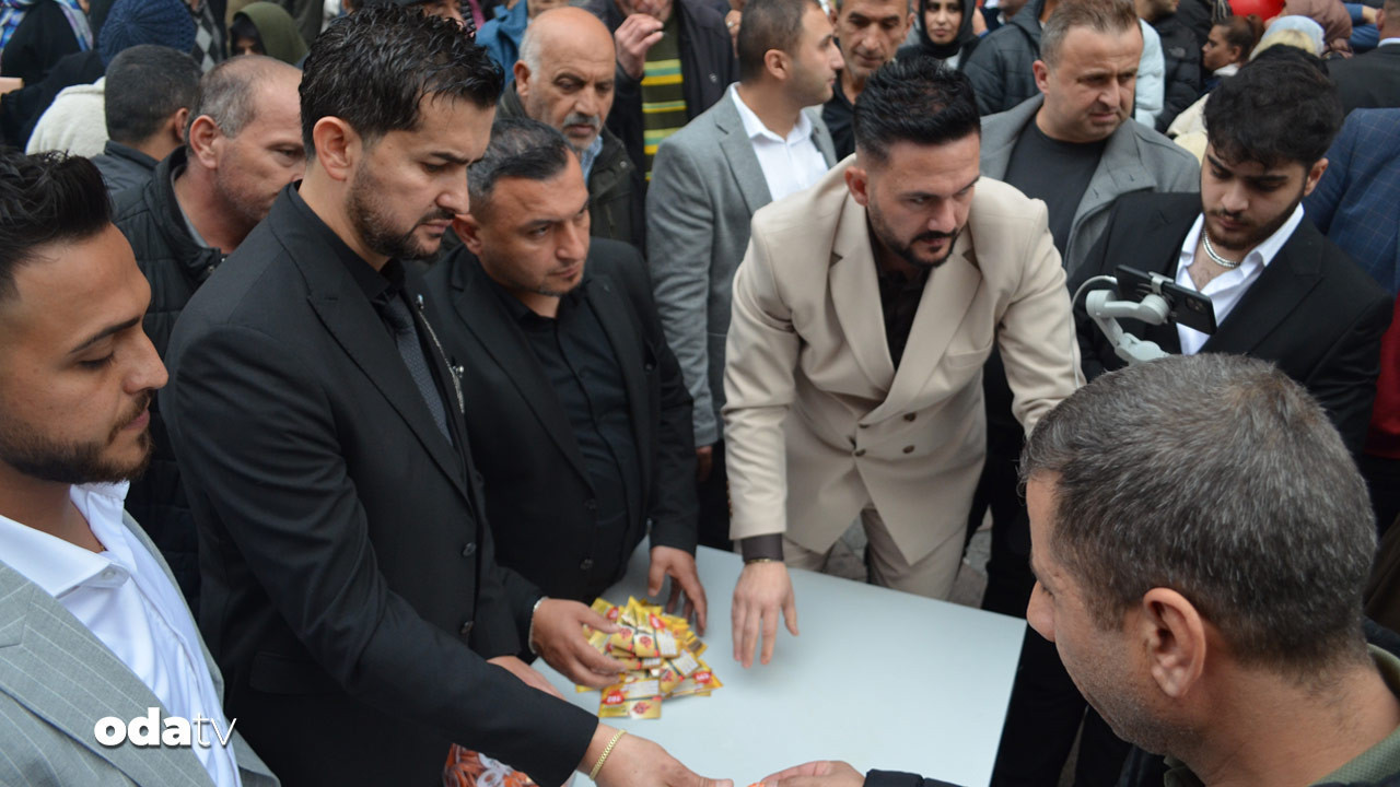 kuyumcu acilisinda altin ve saat dagitildi uRhEemf5.jpg