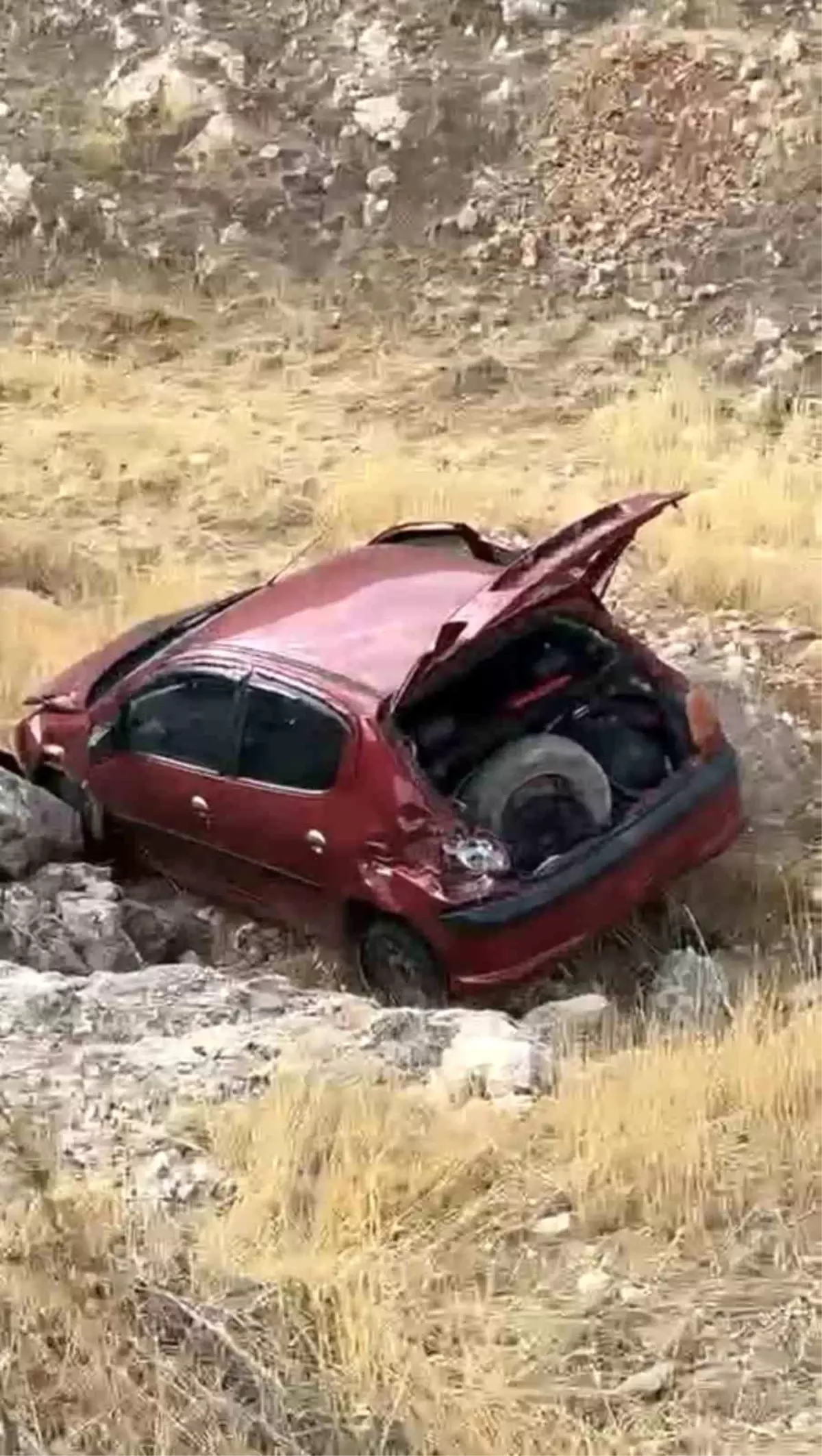 mardinde sarampole devrilen otomobilin surucusu yaralandi nFJILzJH.jpg