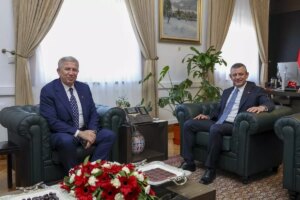 ozgur ozelden mansur yavasa destek EmnEMPuO.jpg