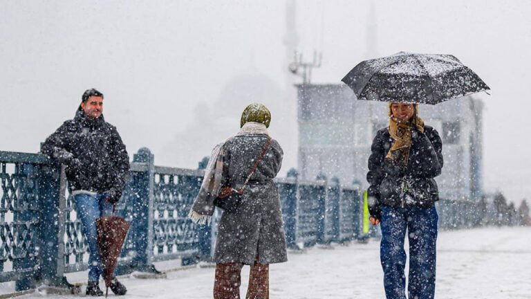 istanbulda-10-yil-sonra-bir-ilk-yilbasinda-kar-geliyor-lapa-lapa-yagacak-y9FnNny2.jpg