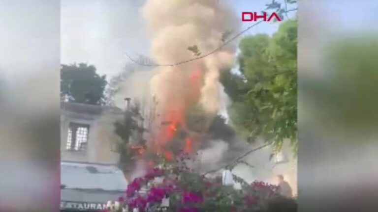 sultanahmet-meydaninda-bir-restoranda-yangin-IdppxE5u.jpg