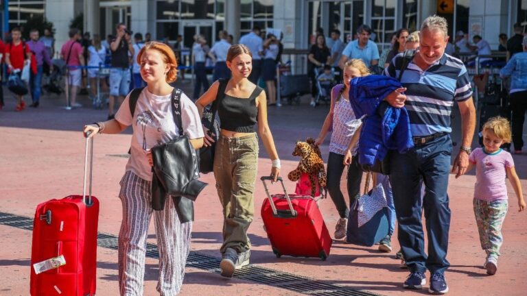 antalyaya-rekor-turist-akini-hava-yoluyla-17-milyon-ziyaretci-geldi-XiWgR6au.jpg