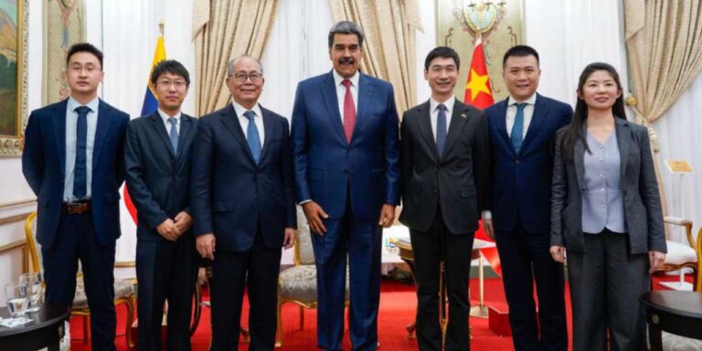 maduro-son-gorusmesini-cin-heyeti-ile-yapmis-TSPDWTTA.jpg